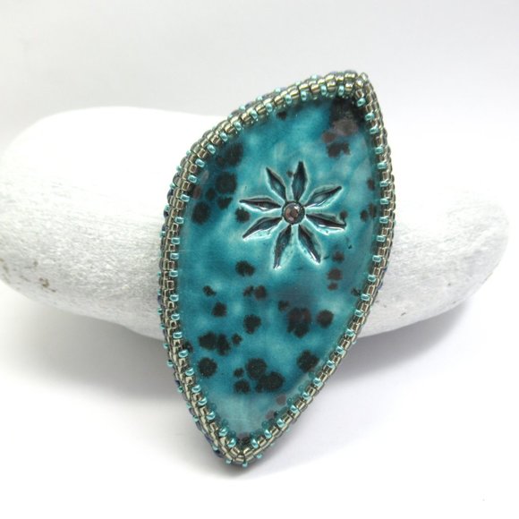 Hand embroidered artisan cabochon brooch - Picture 1 of 9